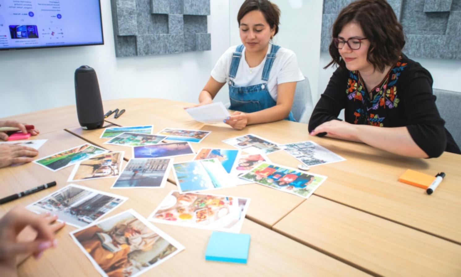 Professionelle Finanzanalyse am Arbeitsplatz mit Dokumenten und Grafiken