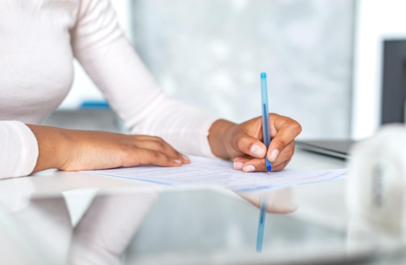 Finanzanalyse Arbeitsplatz mit Dokumenten und Computer