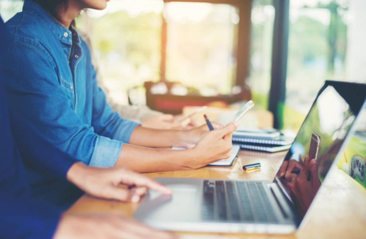 Moderne Arbeitsumgebung für Finanzanalysen mit Computer und Unterlagen