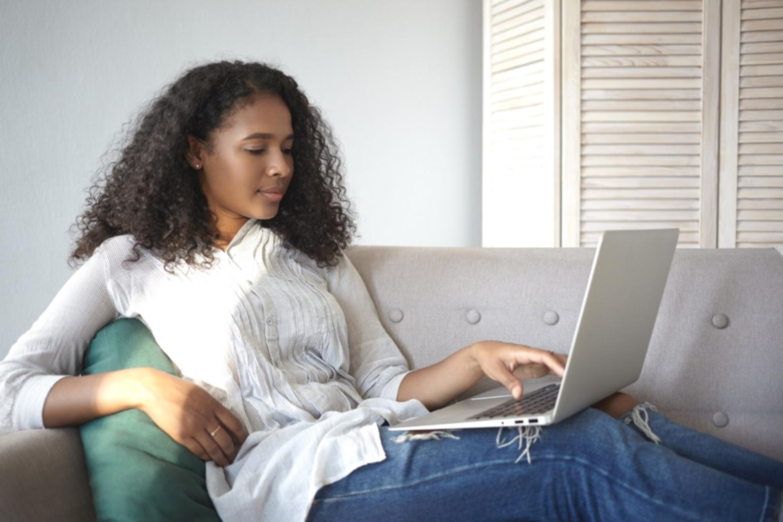 Detailaufnahme von Finanzberichten und Analysedokumenten