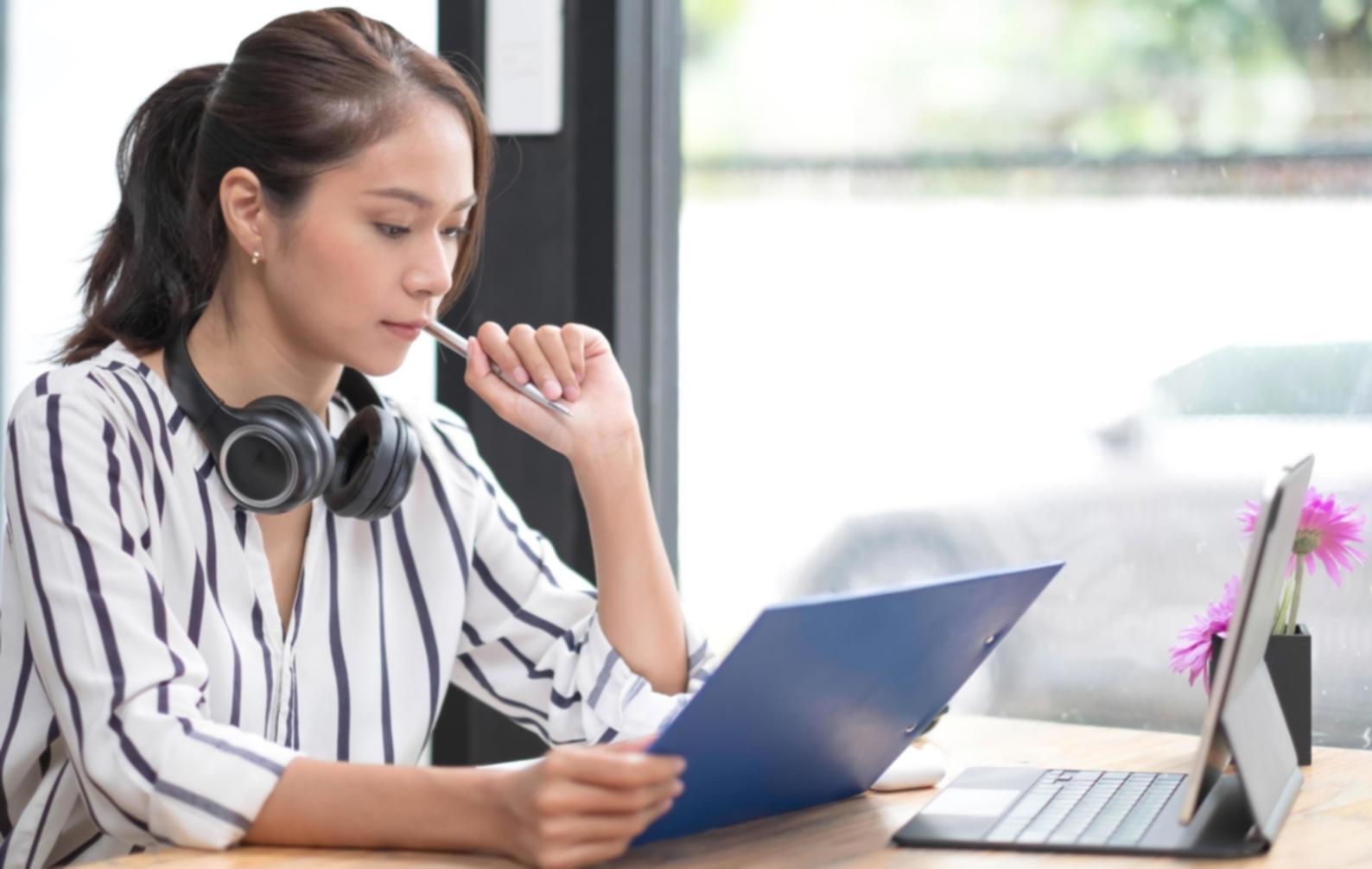 Moderne Büroumgebung mit Finanzauswertungen