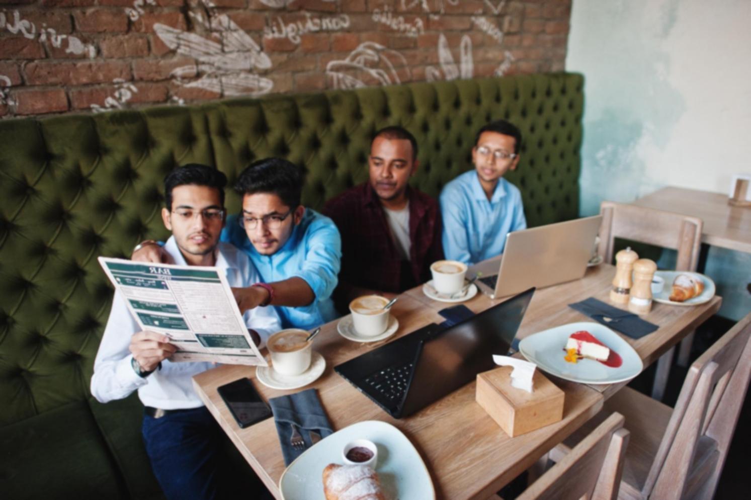 Geschäftsbesprechung mit Finanzunterlagen