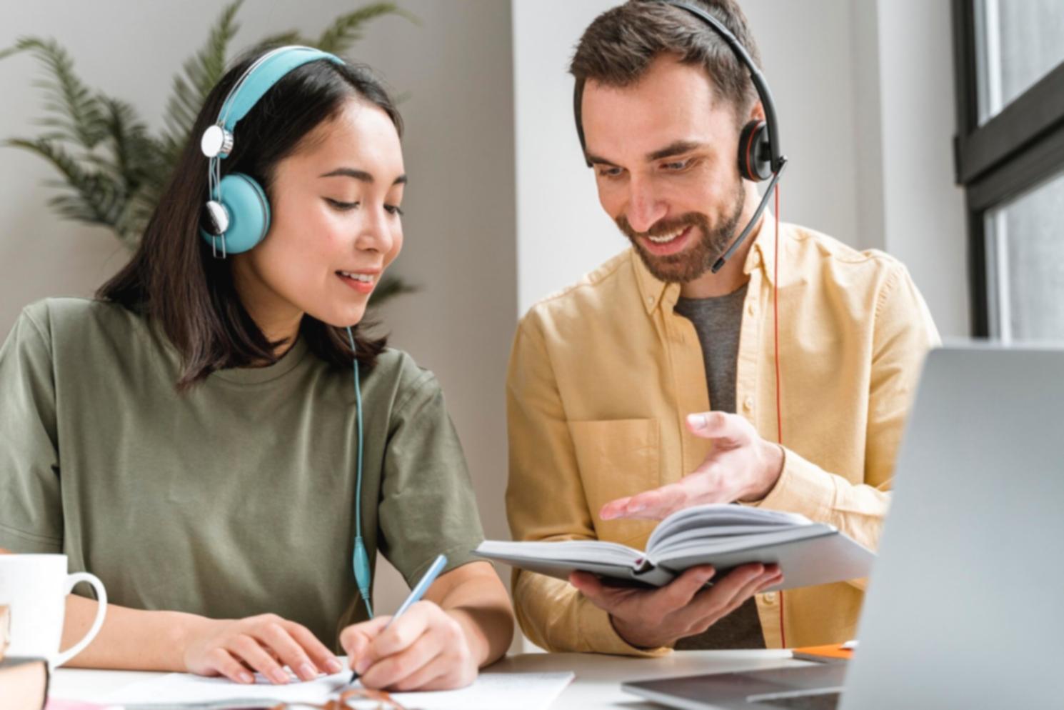 Detaillierte Finanzauswertung mit Diagrammen und Kennzahlen auf dem Schreibtisch