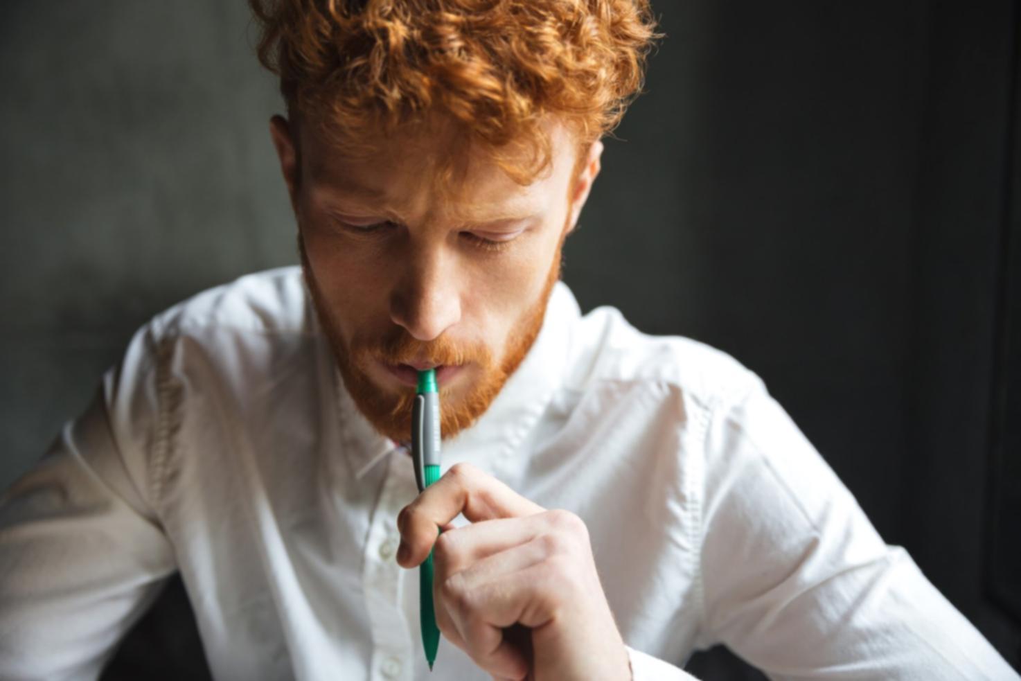 Finanzanalyst arbeitet mit Marktdaten am Computer